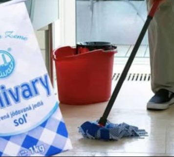 Razlog zašto iskusne domaćice peru podove OBIČNOM SOLJU: Probala sam JEDNOM i nikada više neću ni na koji drugi način! Razlog zašto iskusne domaćice peru podove OBIČNOM SOLJU: Probala sam JEDNOM i nikada više neću ni na koji drugi način! - featured image