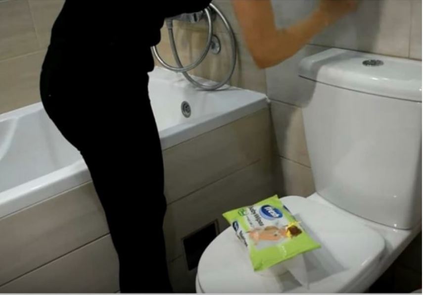 ŽENA SIPALA OVO U VODOKOTLIĆ I IZAZVALA BURU NA INTERNETU: Kupatilo joj miriše mjesecima, a caka nikad prostija - featured image