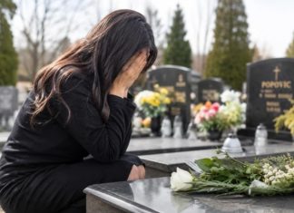 Zašto je plakanje za pokojnikom grijeh: 1 stvar svi rade i prave veliku grešku, otkriva sveštenik Šeik je ponizio konobaricu na arapskom, uvjeren da ona ništa ne razumije… Ali djevojka je mirno odgovorila na istom jeziku, otkrivajući njegovu najsramotniju tajnu. Restoran je zanijemio… a šeik… - content image