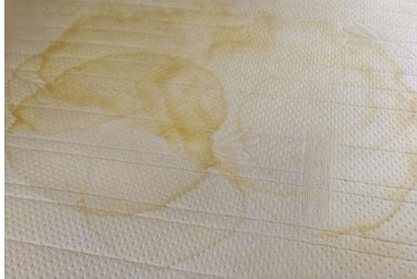 Kako ukloniti tragove deterdženta i žute mrlje s odjeće i jastuka uz sastojke koje već imate kod kuće - featured image