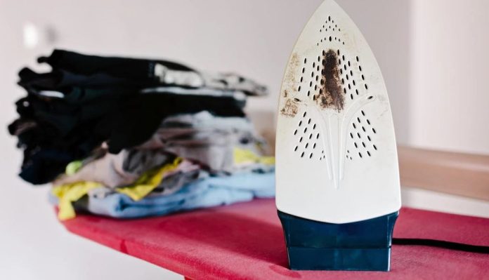 Biće kao nova: Fleke sa pegle skinućete očas posla, treba vam samo jedna tableta koju svi imamo u kući - featured image