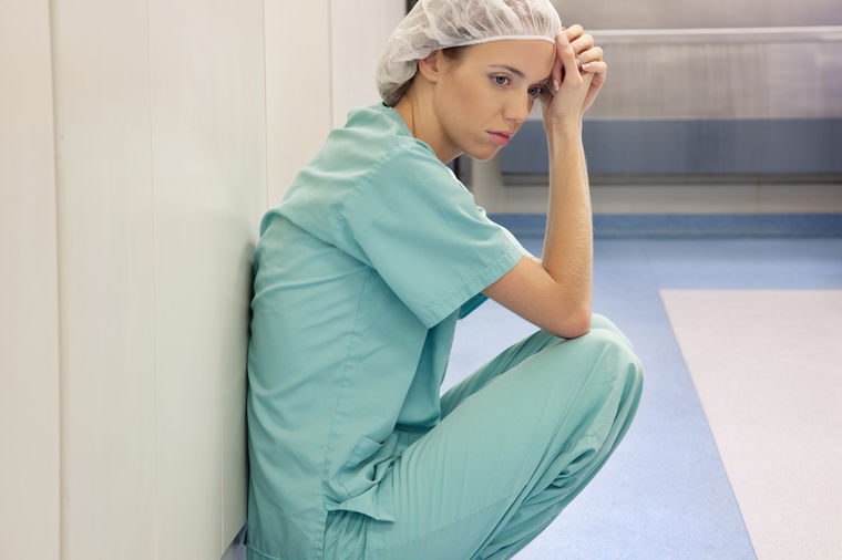 JEZIVO PRIZNANJE PACIJENTA NEDELJU DANA PRE SMRTI: Njegove reči će PROGONITI skamenjenu medicinsku sestru do kraja života - featured image JEZIVO PRIZNANJE PACIJENTA NEDELJU DANA PRE SMRTI: Njegove reči će PROGONITI skamenjenu medicinsku sestru do kraja života - featured image