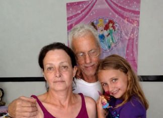 „Svake noći, moj deda me je krišom vodio u svoju sobu… Ali kada je moja majka otkrila zašto je to radio, nije mogao da izdrži i briznula je u plač.“ „Svake noći, moj deda me je krišom vodio u svoju sobu… Ali kada je moja majka otkrila zašto je to radio, nije mogao da izdrži i briznula je u plač.“ - featured image