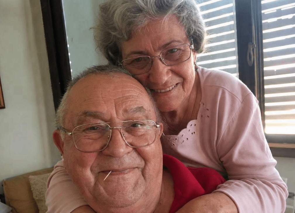 Bili smo u braku 56 godina kada je naša unuka objavila ovu fotografiju na Fejsbuku… Dva sata kasnije, žena koju niko od nas nije poznavao napisao je u komentaru: „Molim vas, nemojte brisati ovu fotografiju. Taj čovek je moj otac.“ - featured image