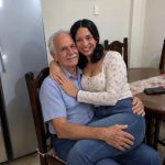 Još sam bila nevina sa 26 godina, a tata mi je stalno ponavljao: „Prestani da sediš dedi u krilu i pazi s njim.“ Nikada ga nisam slušala… Sve do večeri kada je deda došao da me vidi i upitao me: „Da li želiš da spavaš pored mene večeras?“ Još sam bila nevina sa 26 godina, a tata mi je stalno ponavljao: „Prestani da sediš dedi u krilu i pazi s njim.“ Nikada ga nisam slušala… Sve do večeri kada je deda došao da me vidi i upitao me: „Da li želiš da spavaš pored mene večeras?“ - featured image