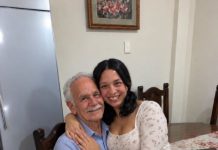 Još sam bila nevina sa 26 godina, a tata mi je stalno ponavljao: „Prestani da sediš dedi u krilu i pazi s njim.“ Nikada ga nisam slušala… Sve do večeri kada je deda došao da me vidi i upitao me: „Da li želiš da spavaš pored mene večeras?“ Još sam bila nevina sa 26 godina, a tata mi je stalno ponavljao: „Prestani da sediš dedi u krilu i pazi s njim.“ Nikada ga nisam slušala… Sve do večeri kada je deda došao da me vidi i upitao me: „Da li želiš da spavaš pored mene večeras?“ - featured image