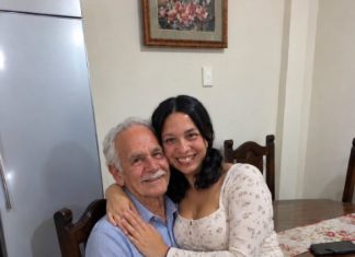 Još sam bila nevina sa 26 godina, a tata mi je stalno ponavljao: „Prestani da sediš dedi u krilu i pazi s njim.“ Nikada ga nisam slušala… Sve do večeri kada je deda došao da me vidi i upitao me: „Da li želiš da spavaš pored mene večeras?“ Još sam bila nevina sa 26 godina, a tata mi je stalno ponavljao: „Prestani da sediš dedi u krilu i pazi s njim.“ Nikada ga nisam slušala… Sve do večeri kada je deda došao da me vidi i upitao me: „Da li želiš da spavaš pored mene večeras?“ - featured image
